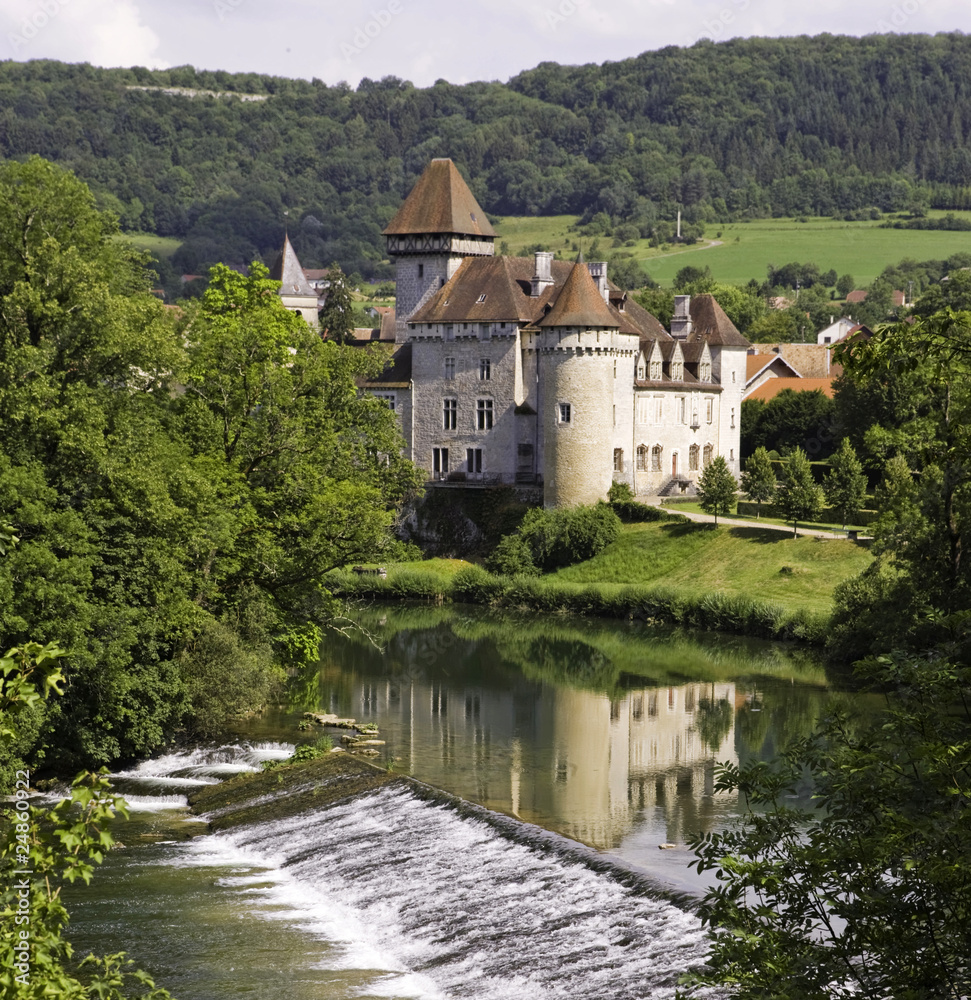 Chateau medieval au bord de l'eau