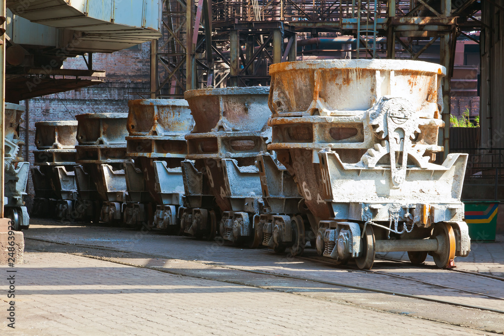 Railroad containers for liquid metal Railroad containers for liquid metal
