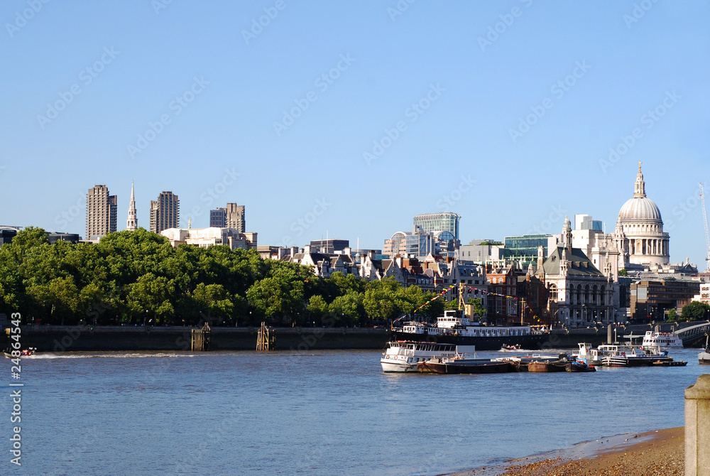 ロンドンのテムズ川の風景