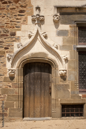 Porte et pierre médiévales