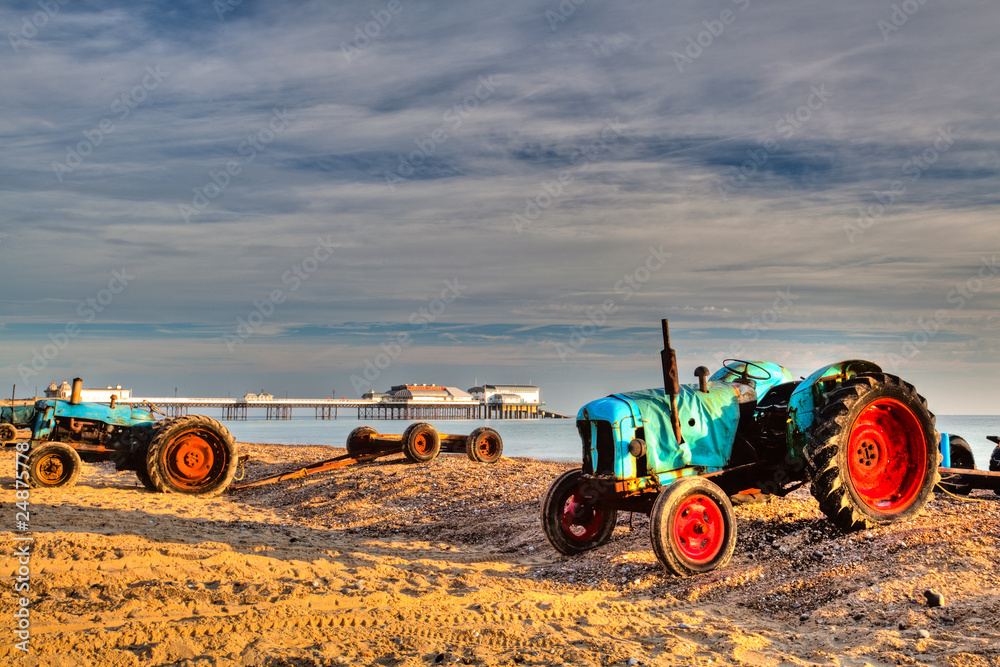 Obraz premium Tractor at Cromer beach in Great Britain
