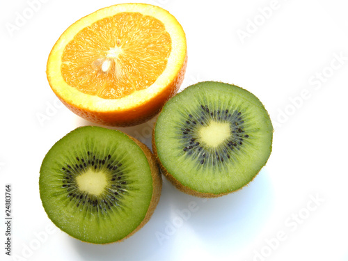 Kiwi mit Apfelsine halbiert