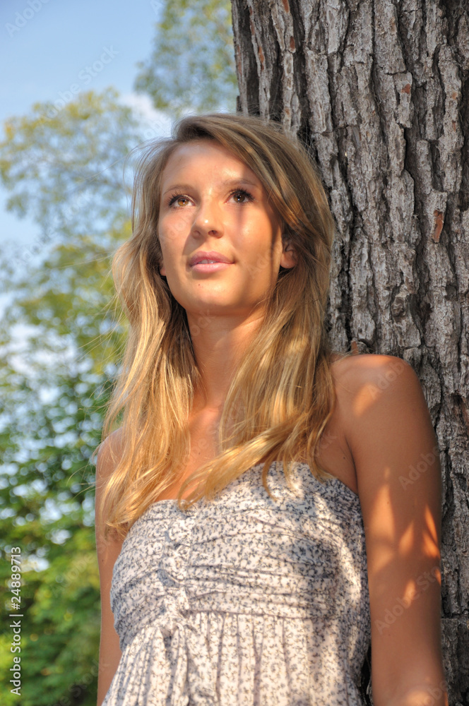 Jeune fille adossée à un arbre Jeune fille adossée à un arbre