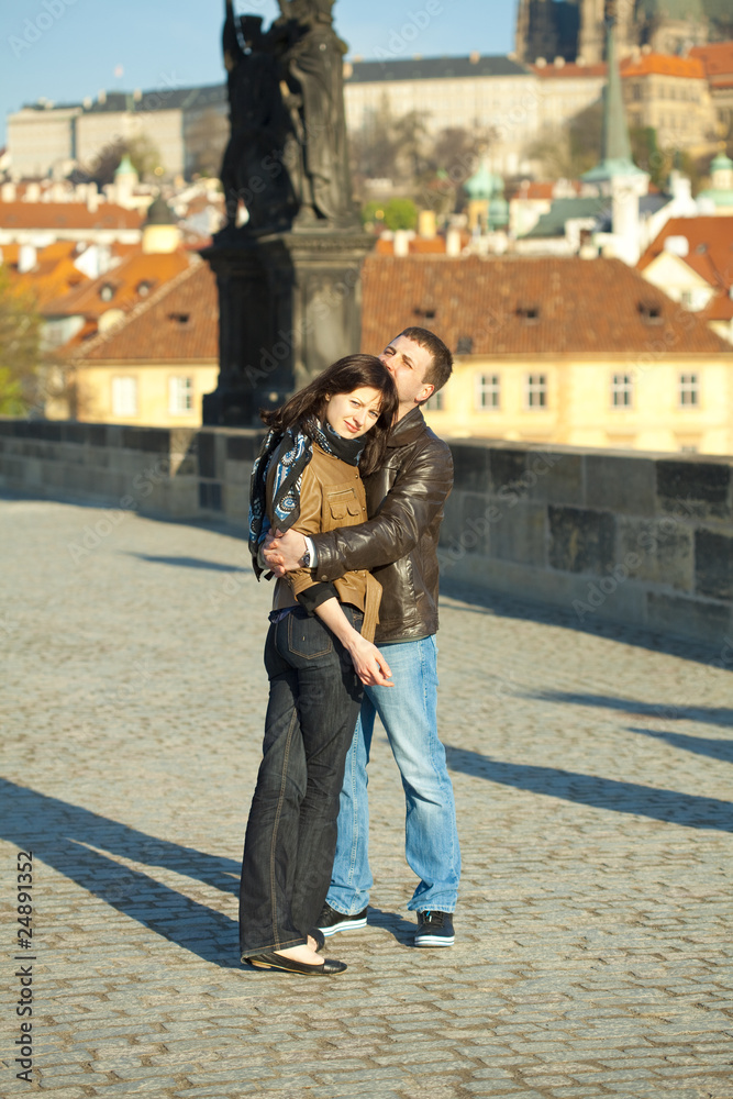 Obraz premium Young couple on the Charles Bridge