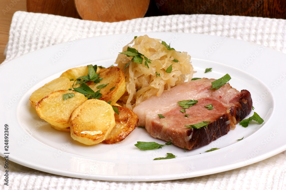 Kassler Braten mit Sauerkraut und Röstkartoffeln Kassler Braten mit Sauerkraut und Röstkartoffeln