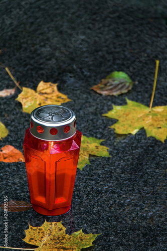 Grablicht zu Allerheiligen im Herbst mit Blättern photo