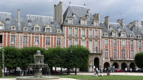 Paris, le Marais : Place des vosges (17e siècle - Henry IV) photo