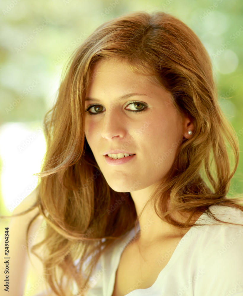 Portrait einer jungen Frau sehr natürlich Portrait einer jungen Frau sehr natürlich