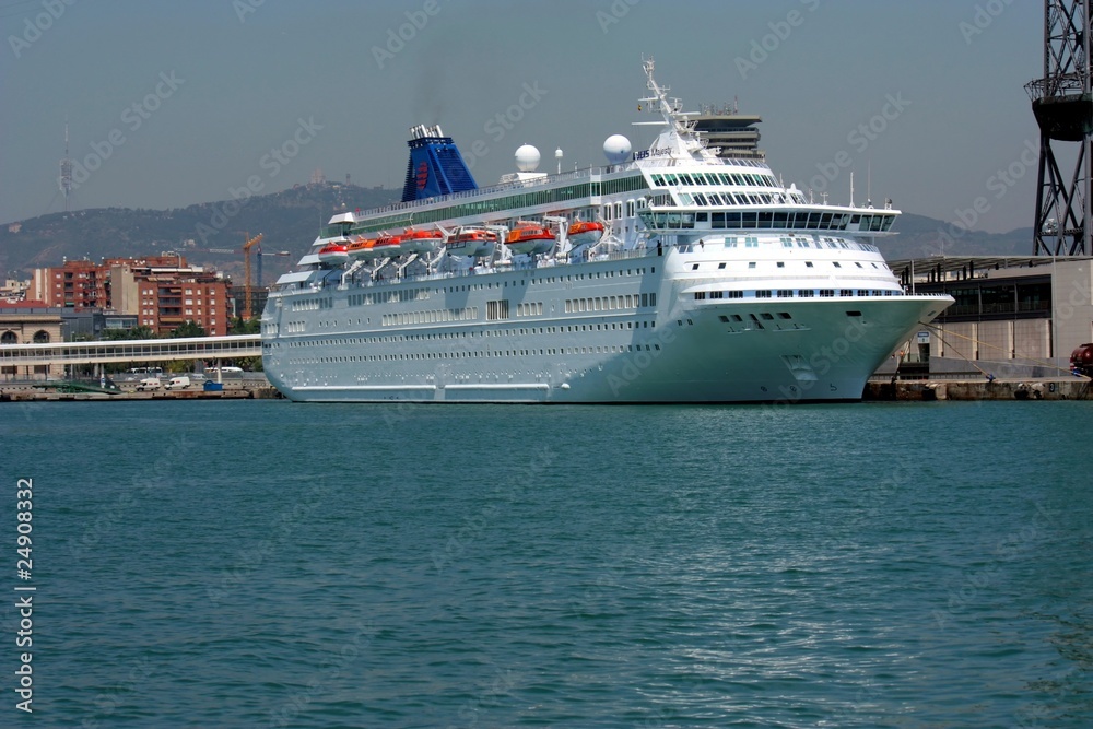 bateau de croisière au port