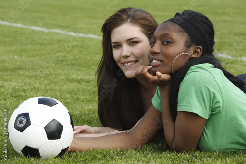 Zwei junge Frauen mit Fußball