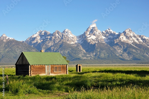 vintage home with mountain view