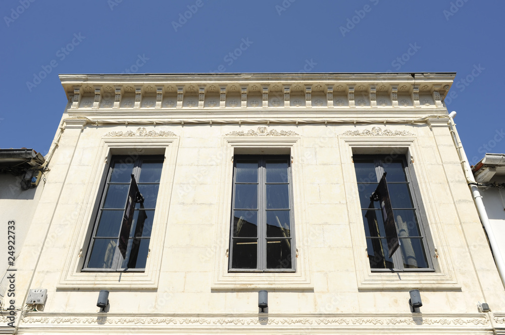 tre finestre sulla facciata