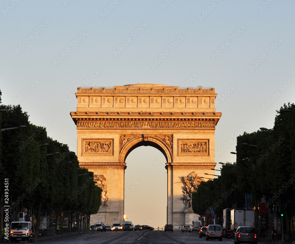 Fototapeta premium The Arc de Triomphe at sunrise