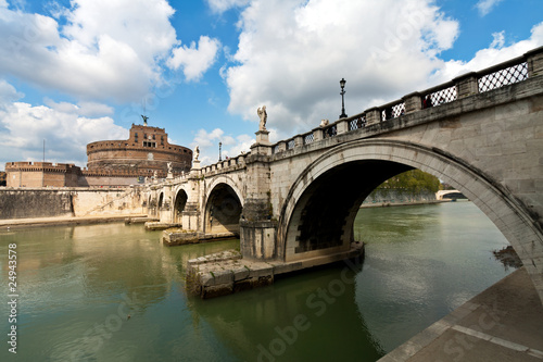 Bridge and castle de Sant' Angelo, Rome © wajan