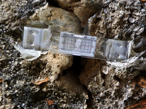 Mesure de l'écartement d'une fente dans un vieux mur -