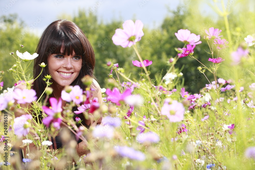 jeune femme dans un champs de fleurs jeune femme dans un champs de fleurs