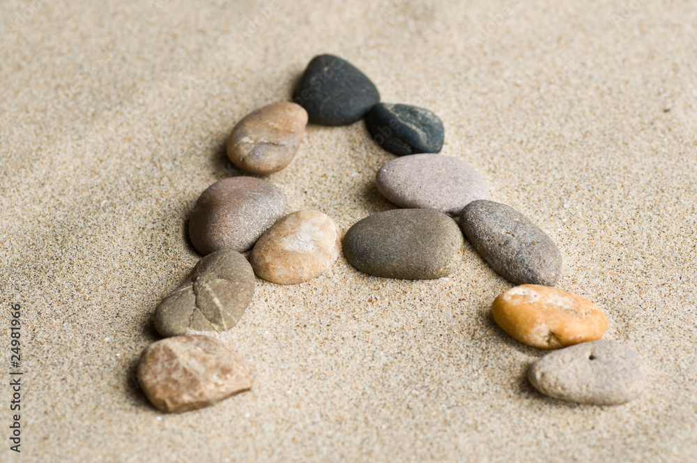 lettre A en galets zen dans le sable lettre A en galets zen dans le sable