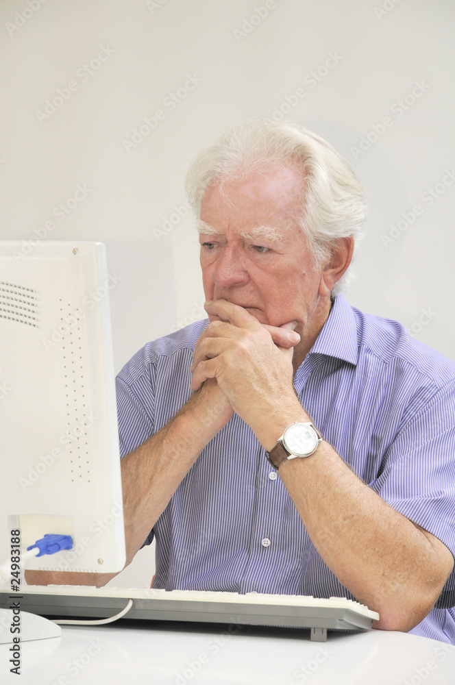 Fototapeta premium Senior am Computer