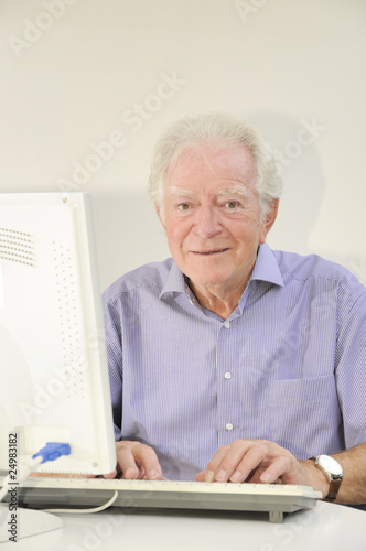 Senior am Computer © Fotolyse