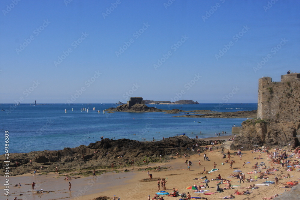 Obraz premium Vers le large à Saint Malo