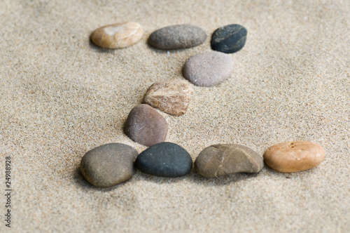 lettre Z en galets zen dans le sable