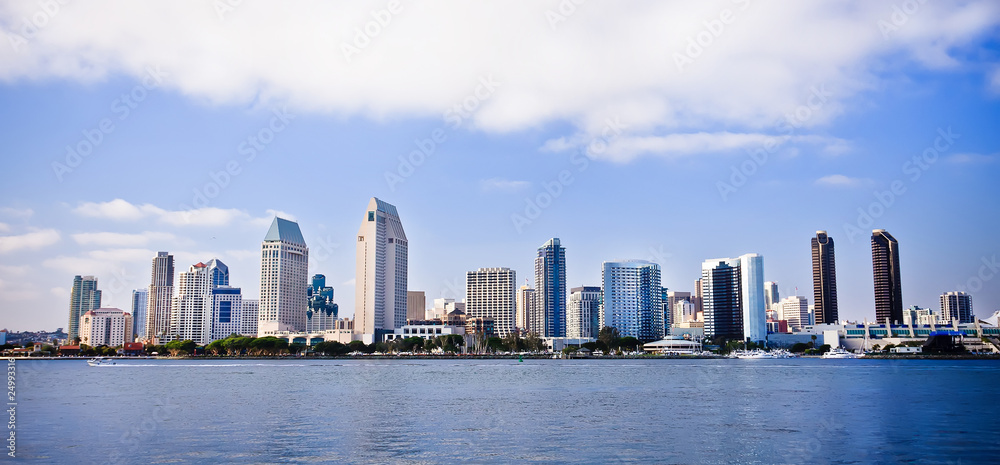 Naklejka premium Panoramę miasta San Diego wzdłuż portu