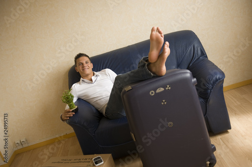 Les pieds sur la valise
