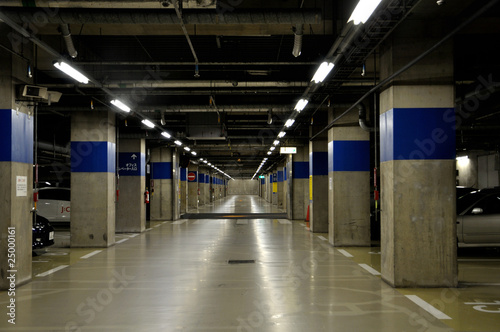 Underground parking lot　地下駐車場