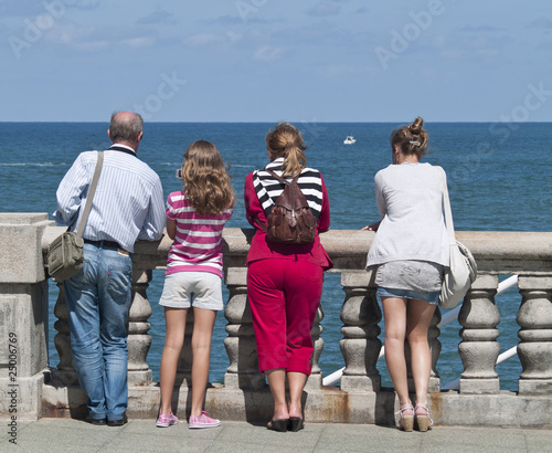 Familia frente al mar
