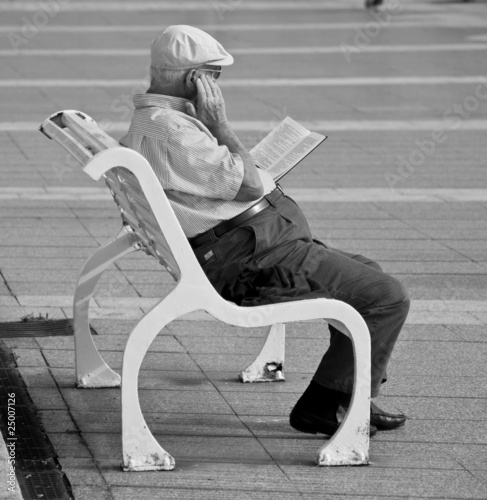 Anciano sentado leyendo