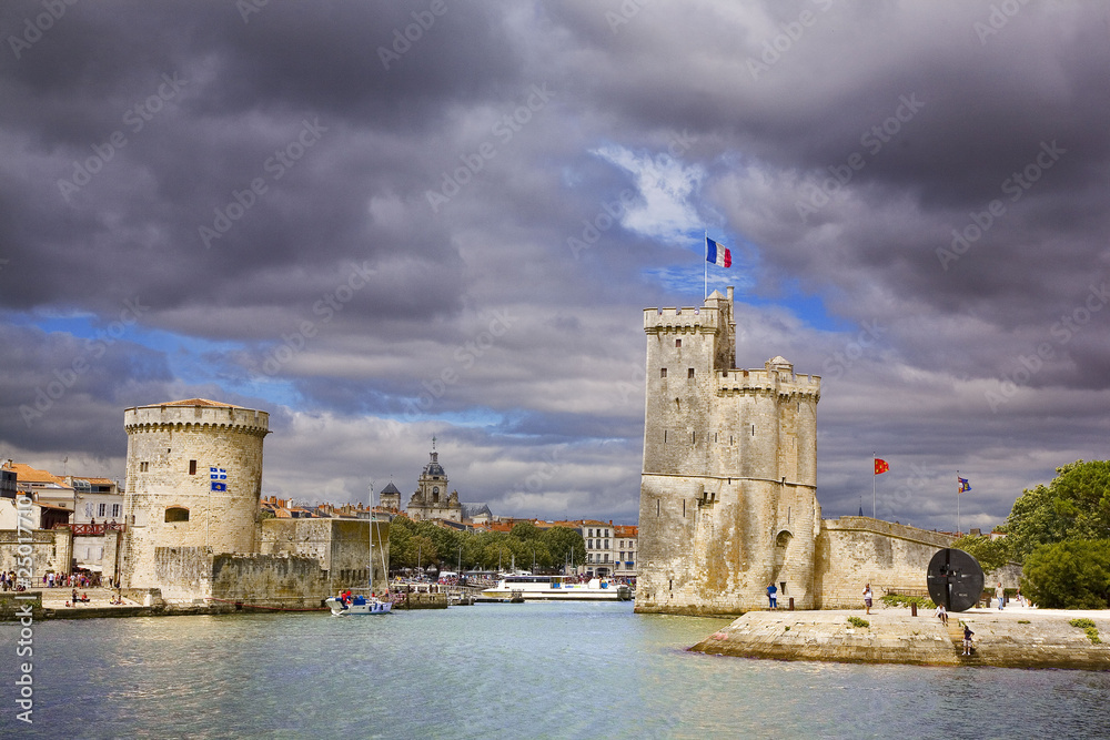 france,17,la rochelle : tours st nicolas et la chaine à l'entrée france,17,la rochelle : tours st nicolas et la chaine à l'entrée