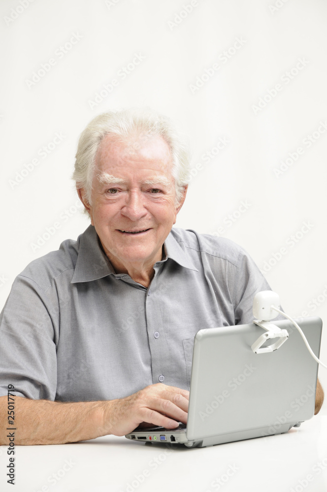 Älteerer Herr mit Netbook und Webcam Älteerer Herr mit Netbook und Webcam