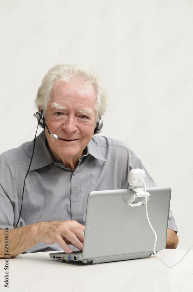 Älterer Herr mit Netbook und Webcam Älterer Herr mit Netbook und Webcam