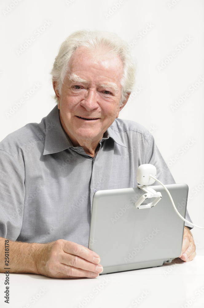 Älterer Herr mit Netbook und Webcam Älterer Herr mit Netbook und Webcam