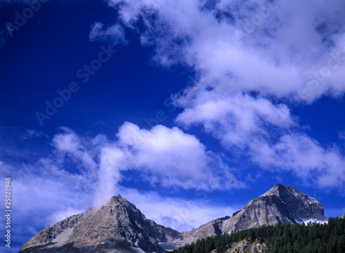 スイスの岩山 © Hugelland