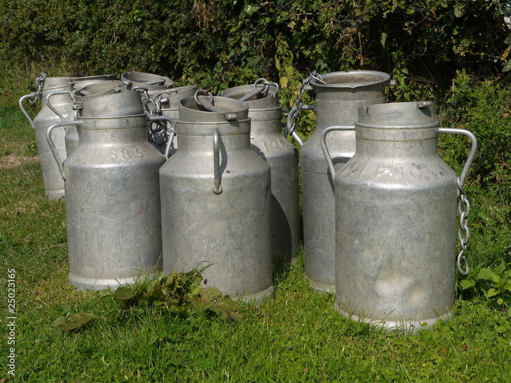 des bidons sur l'herbe