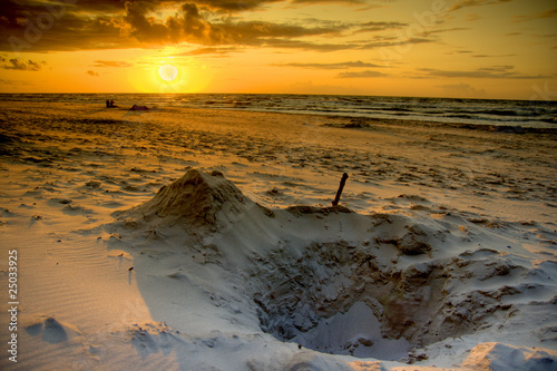 Zachód słońca na plaży nad morzem © sitriel