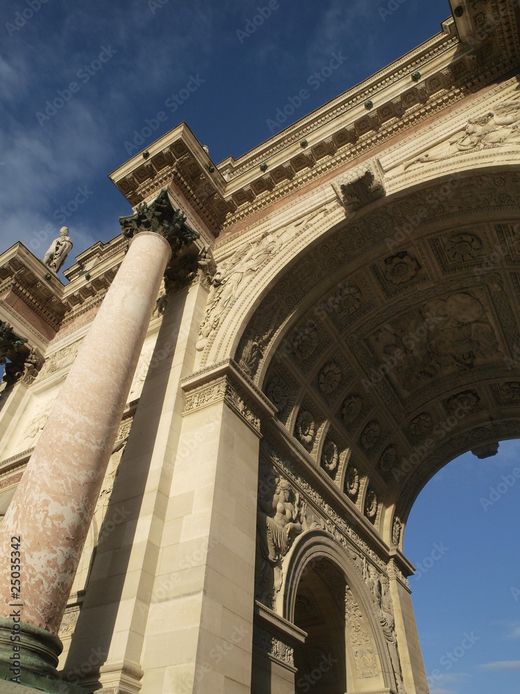 Obraz premium Arco del triunfo del Louvre en Paris