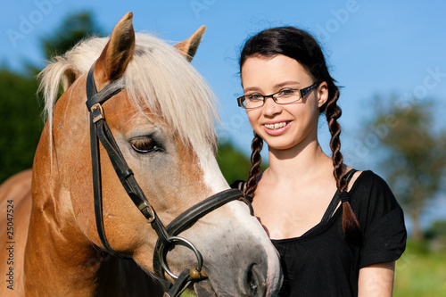 Teenage Mädchen mit Pferd