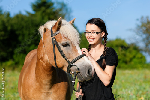Teenage Mädchen mit Pferd
