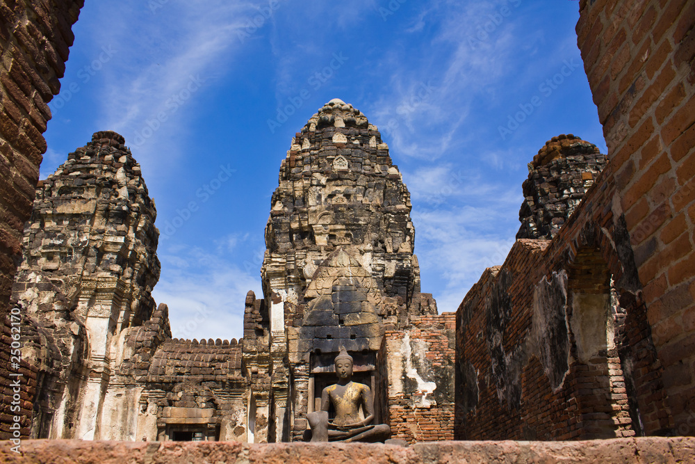 PHRA PRANG SAM YOD PAGODA IN LOPBURI OF THAILAND