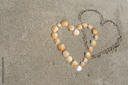 Zwei Herzen im Sand