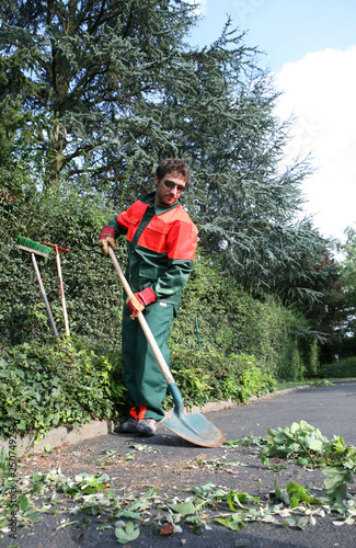 entretien par un agent jardinier municipal d'espaces verts
