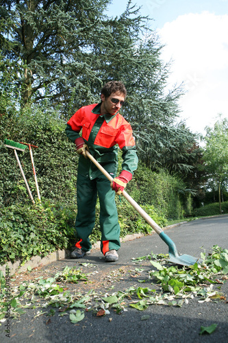 entretien par un agent paysagiste municipal d'espaces verts