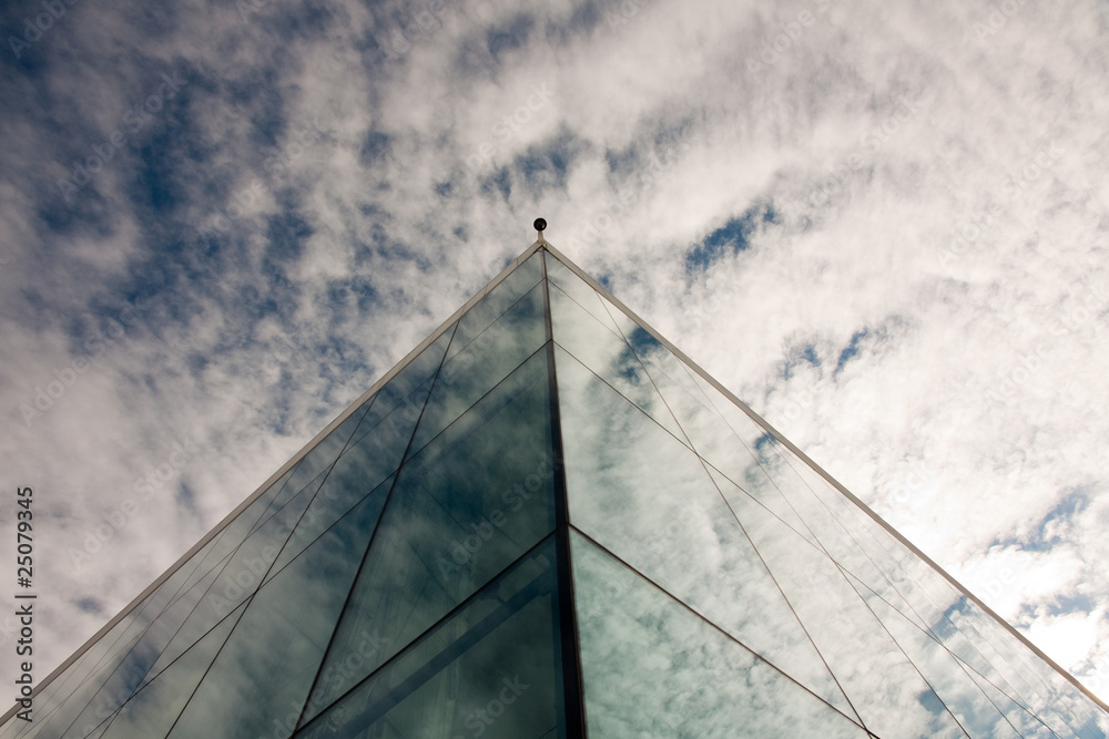 Obraz premium A building and the sky