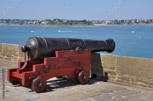 cannone davanti al mare photo