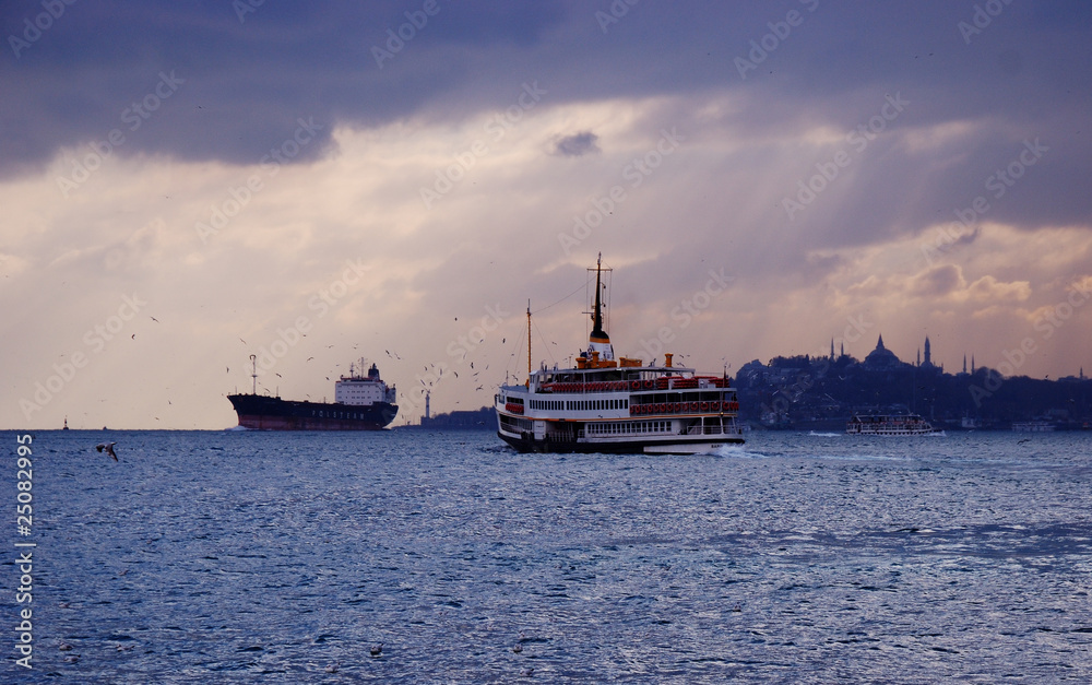 Obraz premium Ship in the sea