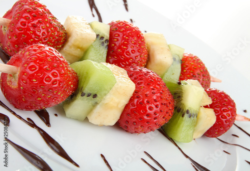 Fototapeta Naklejka Na Ścianę i Meble -  brochette de fruit