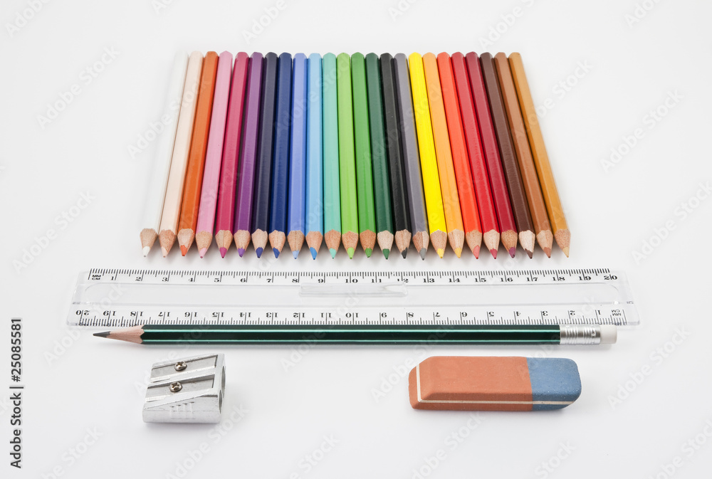 Obraz premium Straight alignment of basic school supplies