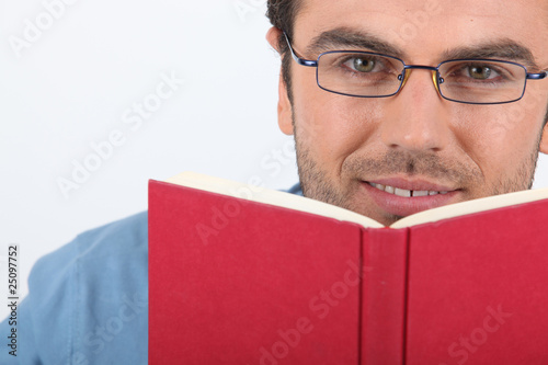 Portrait d'un homme lisant un livre